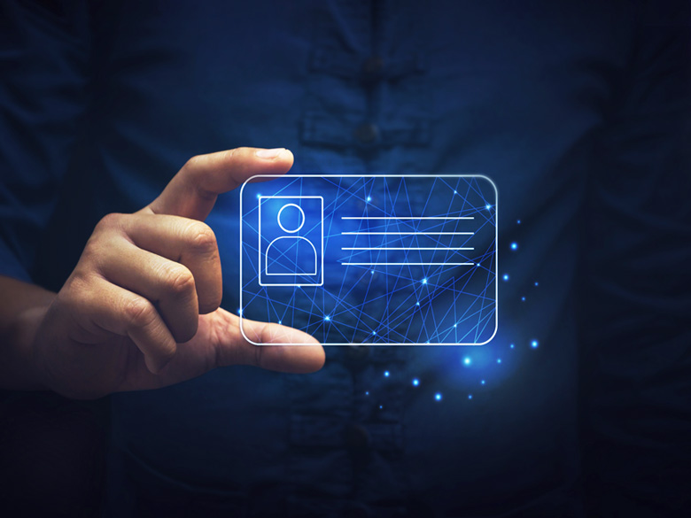 Mão alcançando interface de cibersegurança azul brilhante com cadeado central