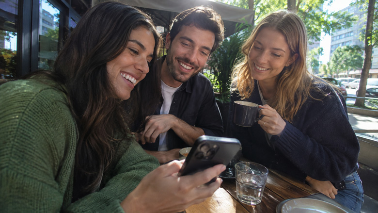 Persona che crea un evento in un gruppo WhatsApp sullo smartphone, con data e ora sullo schermo