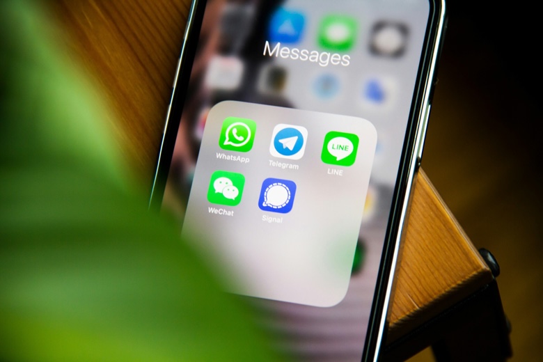 Ikon aplikasi percakapan dalam folder di layar ponsel, dengan WhatsApp di antaranya