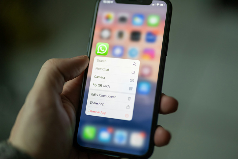 Menu pintasan cepat WhatsApp terbuka di layar ponsel