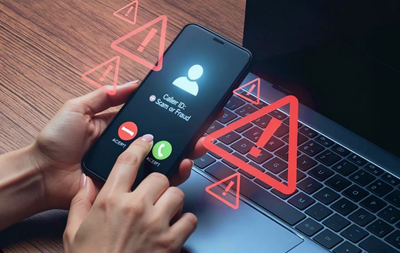 Mãos segurando smartphone com alerta de golpe e ícones de aviso vermelhos